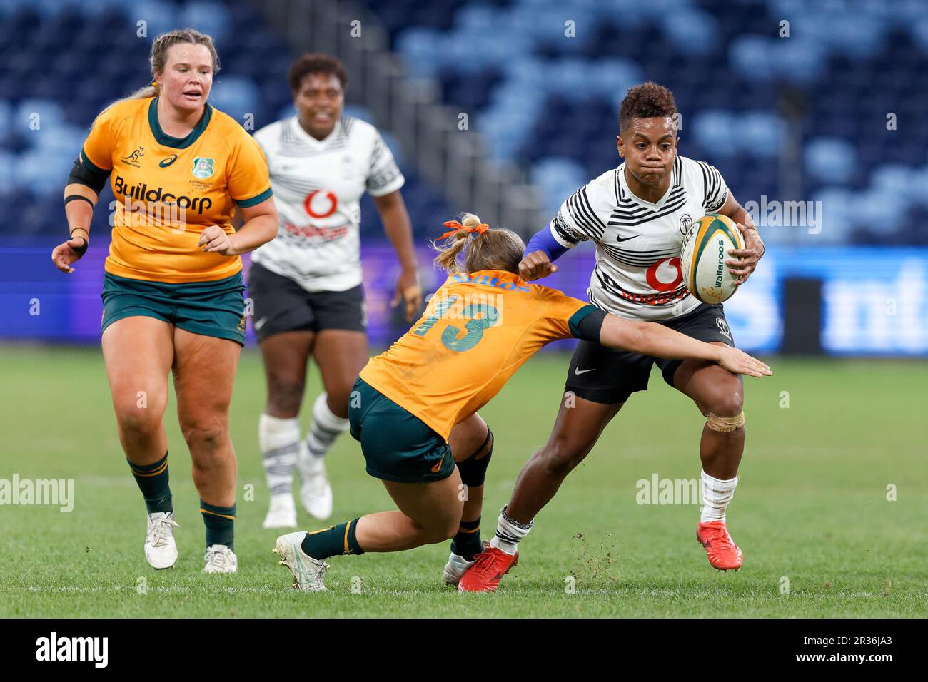 Jennifer Ravutia di Fijiana Drua viene affrontata durante la partita internazionale delle donne di rugby tra Australia e Fiji allo stadio Allianz il 20 maggio 2023 Foto Stock