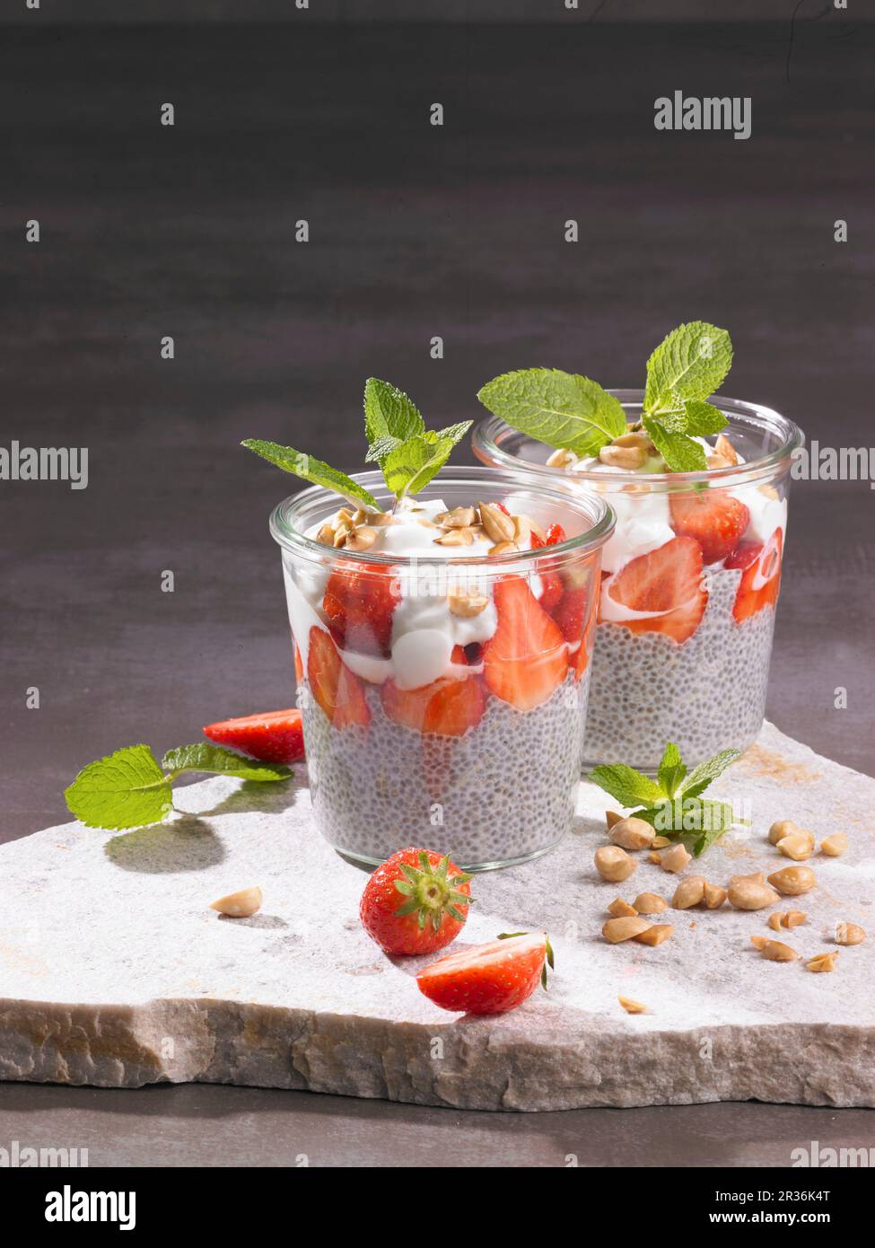 Budini di semi di chia con fragole, yogurt, noci e menta Foto Stock