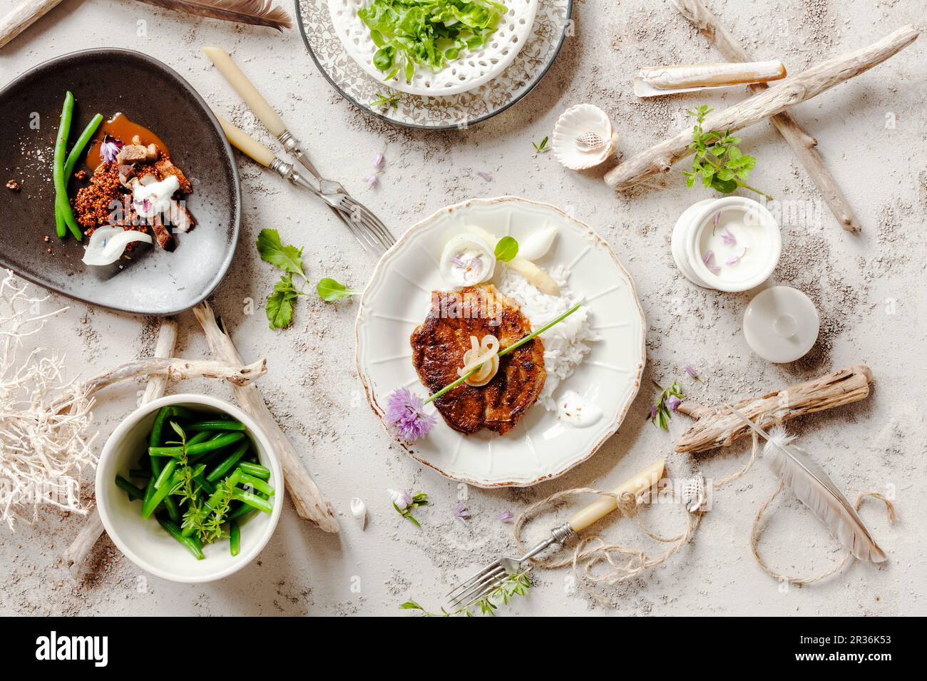 Un tavolo decorato con driftwood (visto dall'alto) Foto Stock