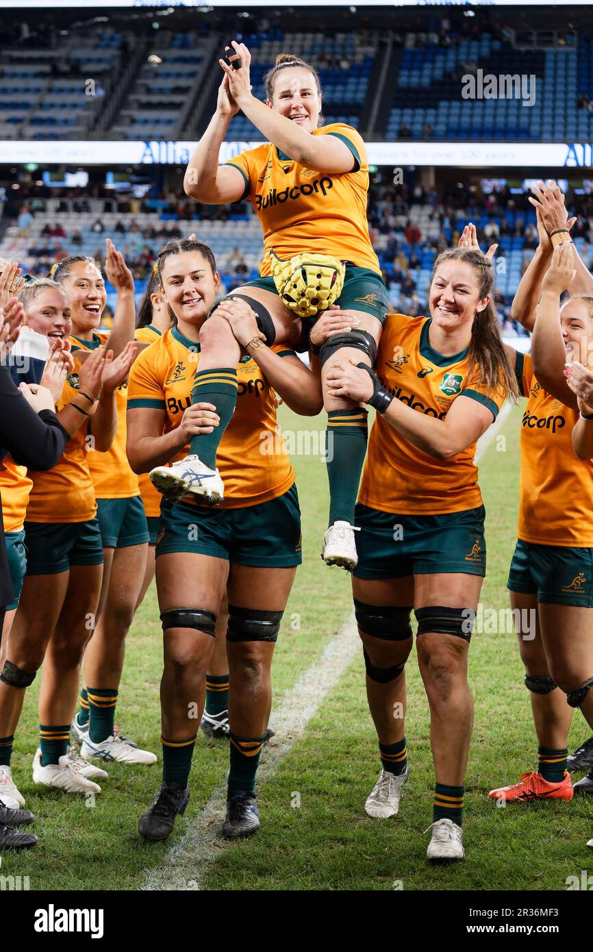 Capitano in pensione, Shannon Parry of the Wallaroos viene portato fuori dal campo dopo la partita internazionale delle donne di rugby tra l'Australia e le Fiji ad al Foto Stock