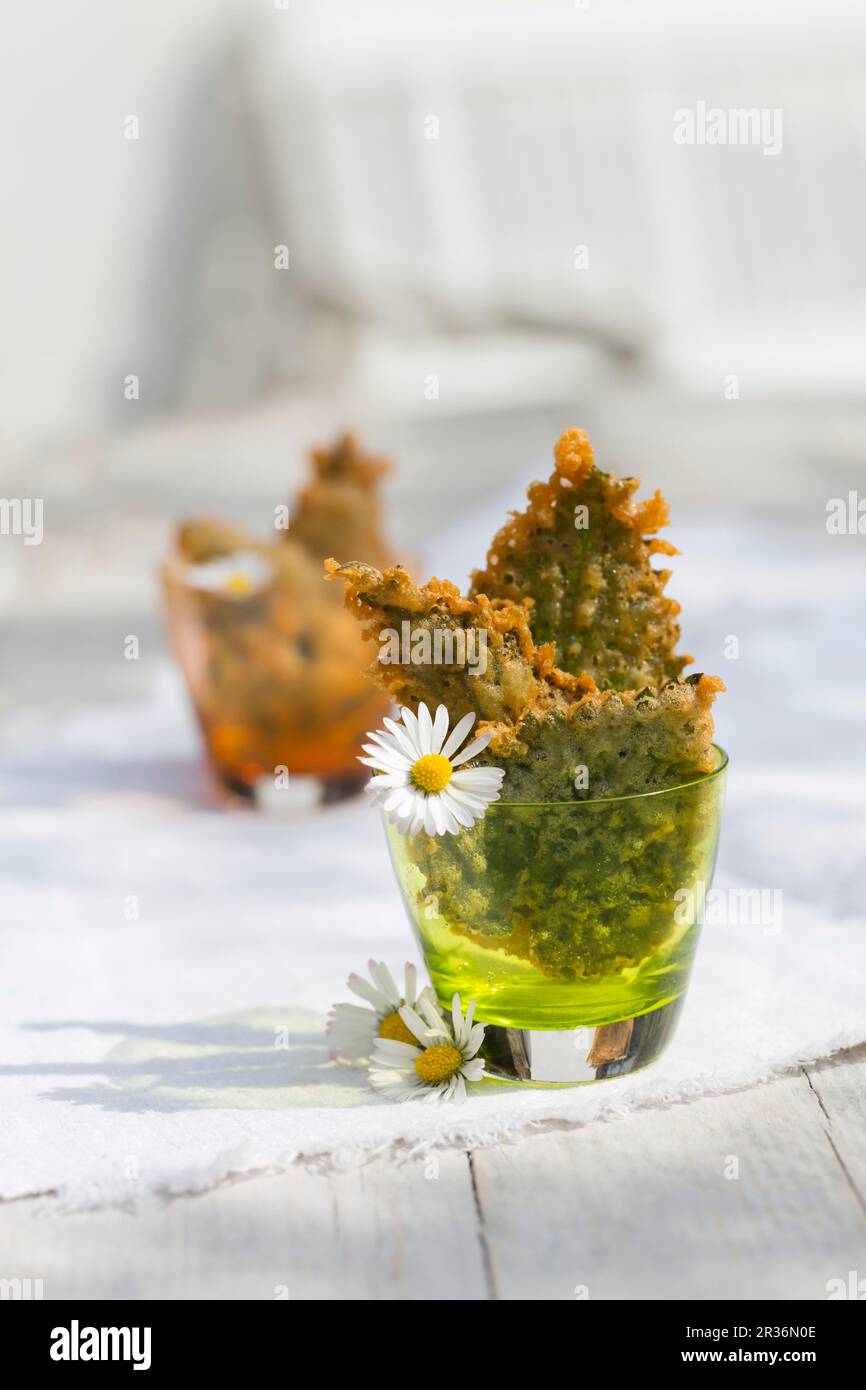 Foglie di ortica puzzolente in batteria alla birra Foto Stock