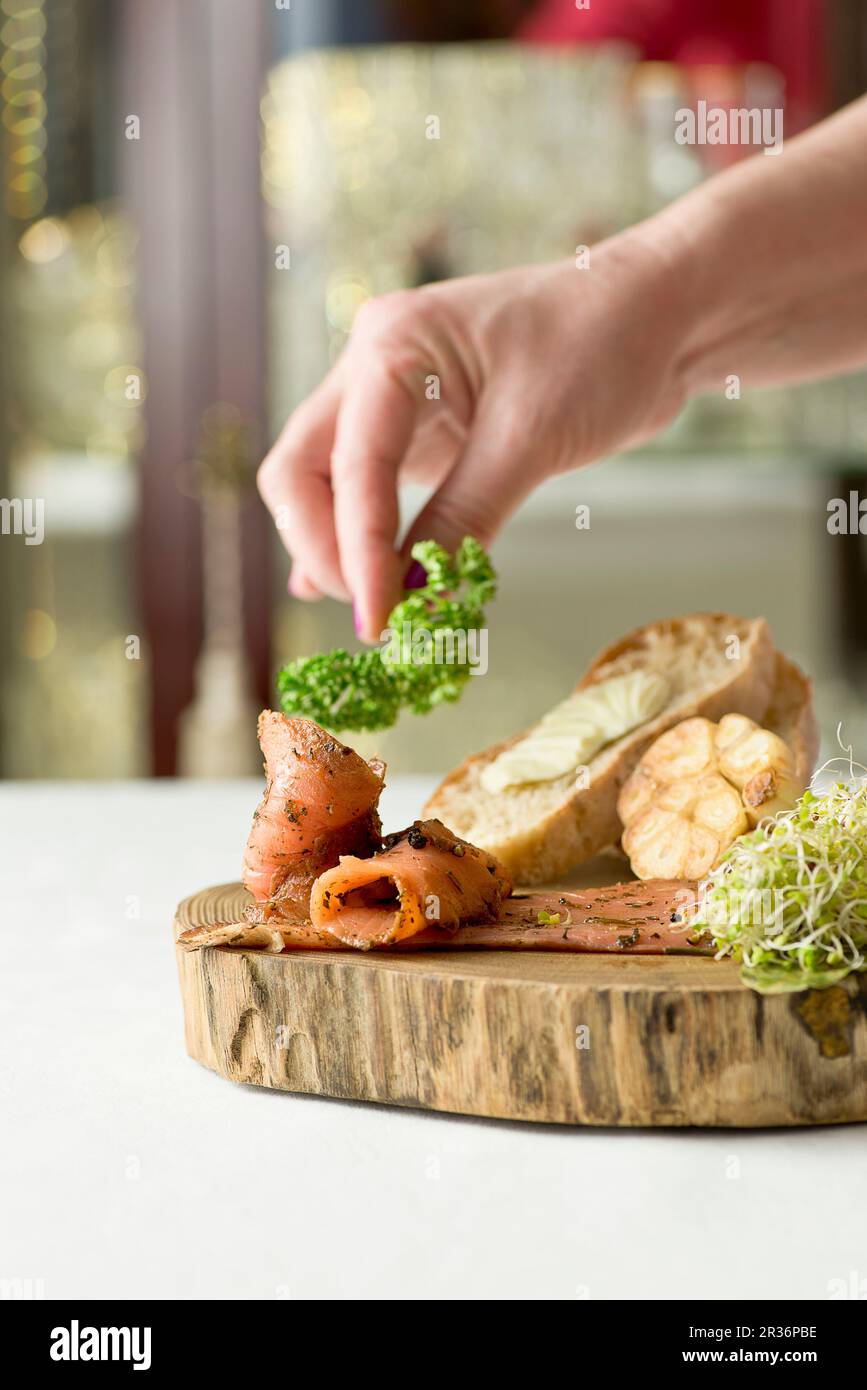 Salmone affumicato marinato con pane e aglio Foto Stock