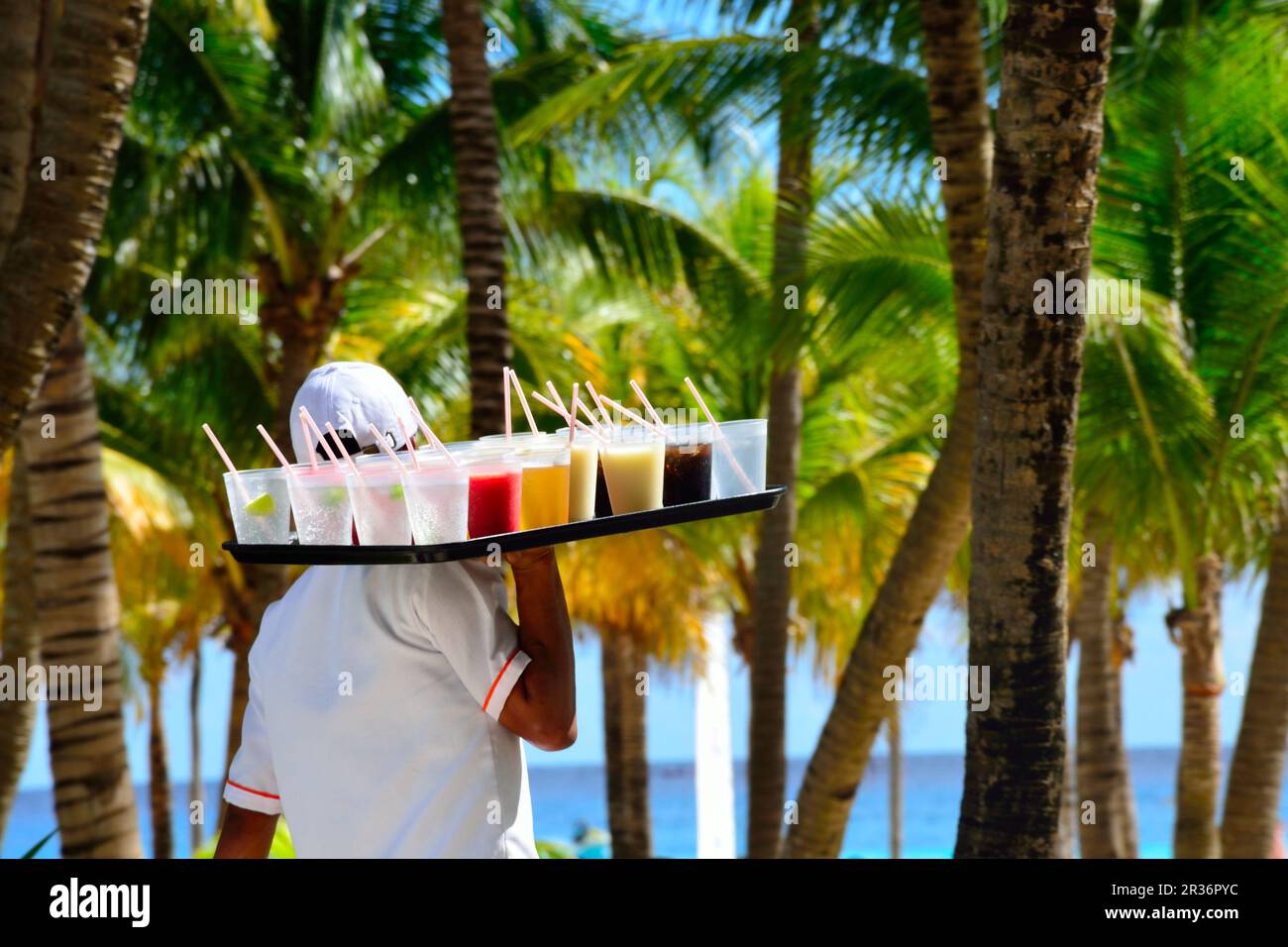 Grande vassoio di bevande che vengono consegnate nel resort per le vacanze dei caraibi Foto Stock