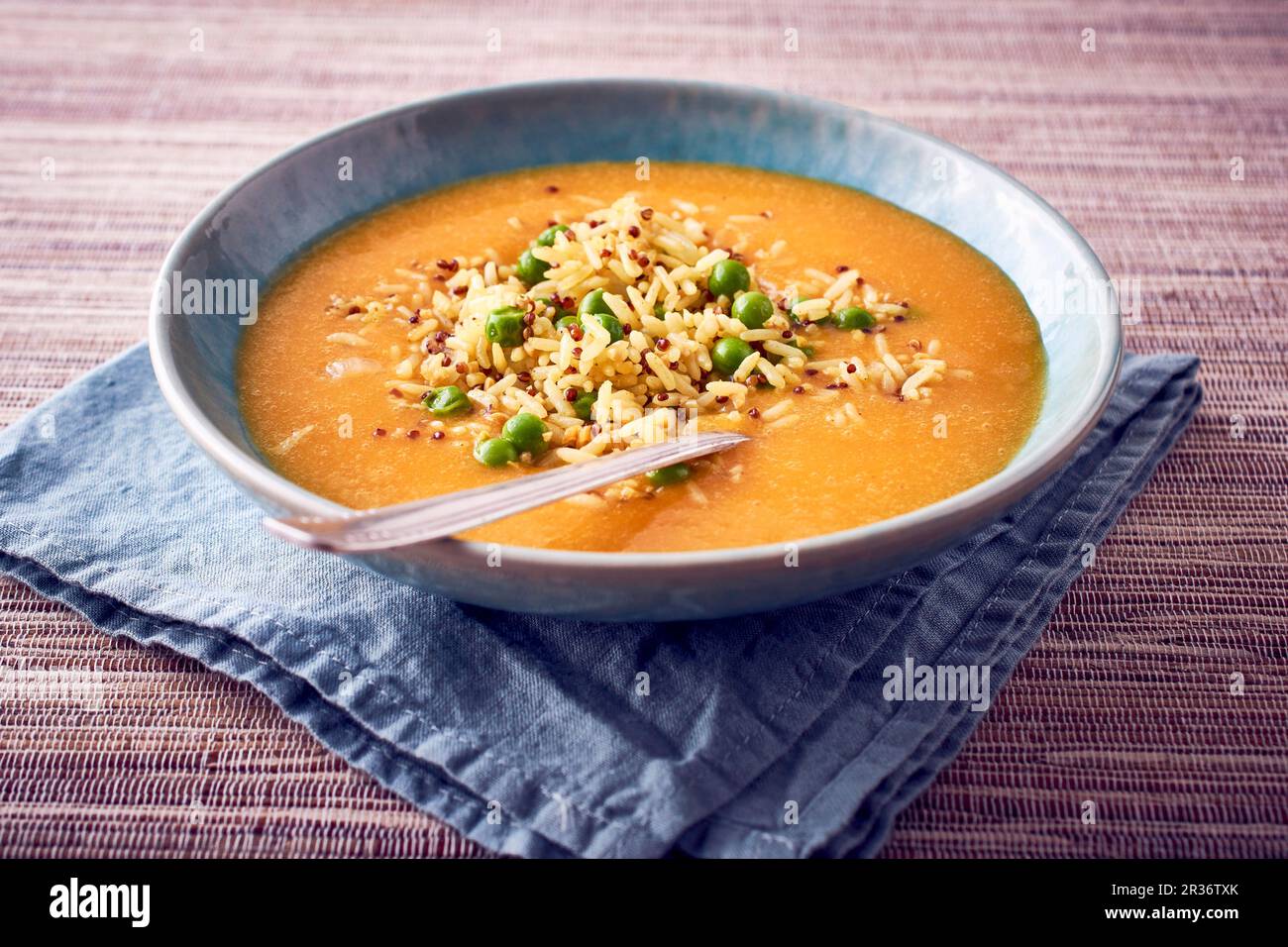 Zuppa di zucca con riso, quinoa e piselli Foto Stock