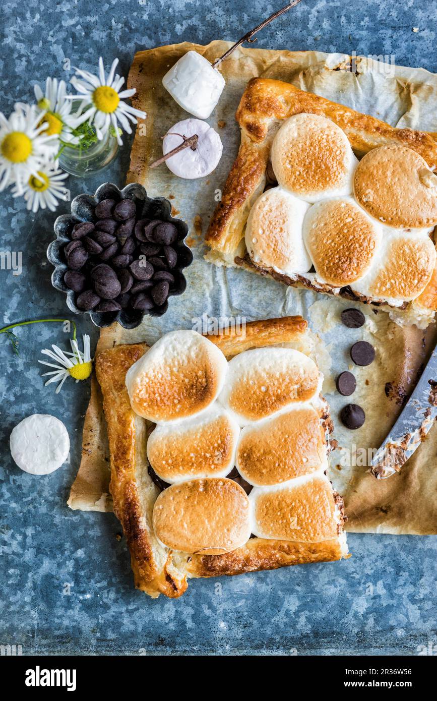 Crostata di pasta sfoglia s'mores con cioccolato e marshmallow Foto Stock