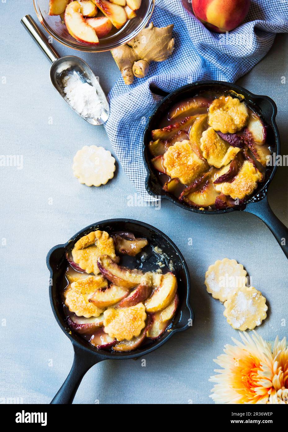 Acciottolato di pesche in piccole abili con zenzero e cardamon biscotti di pasta frolla Foto Stock