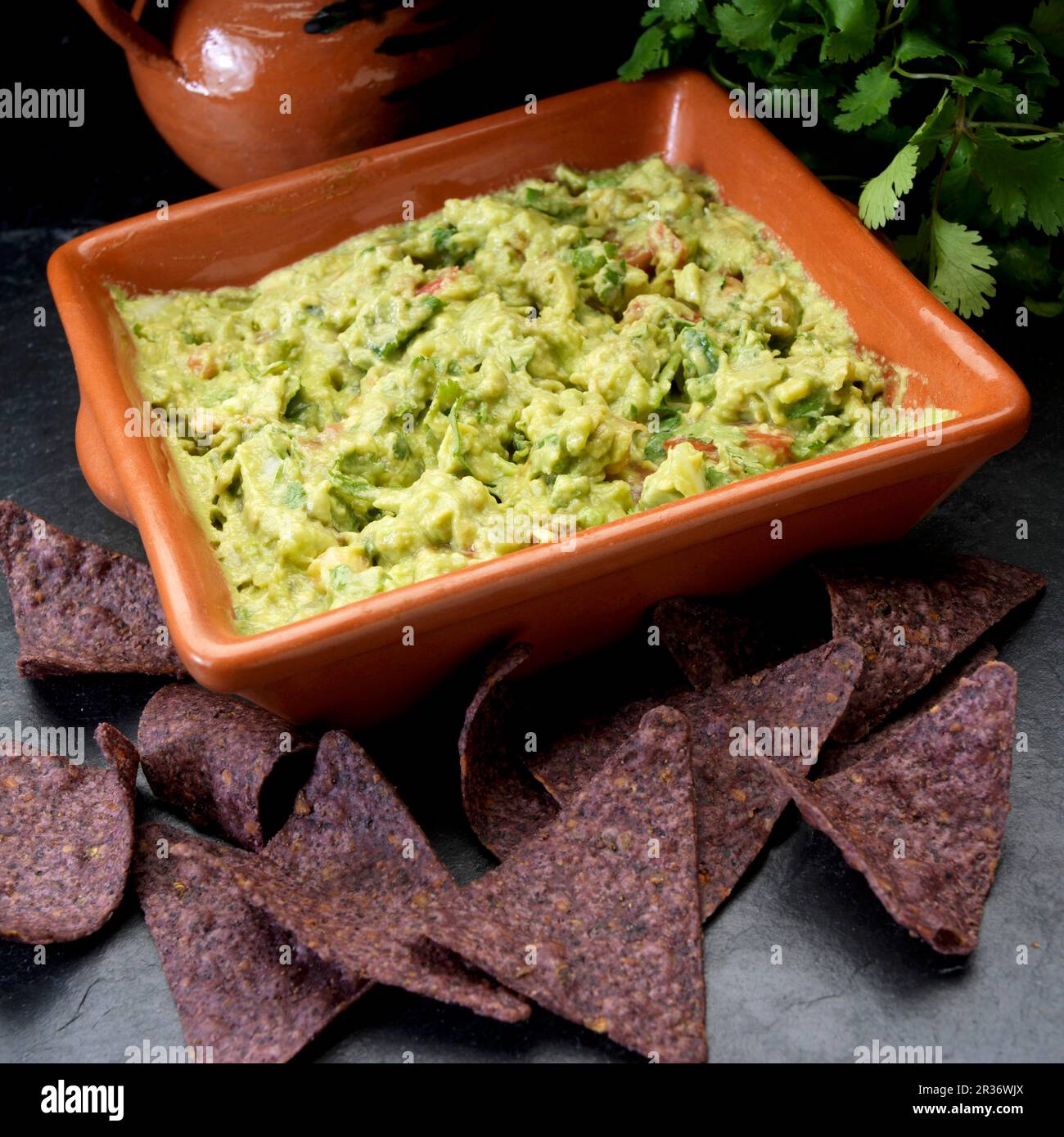 Guacamole con patatine di mais blu Foto Stock