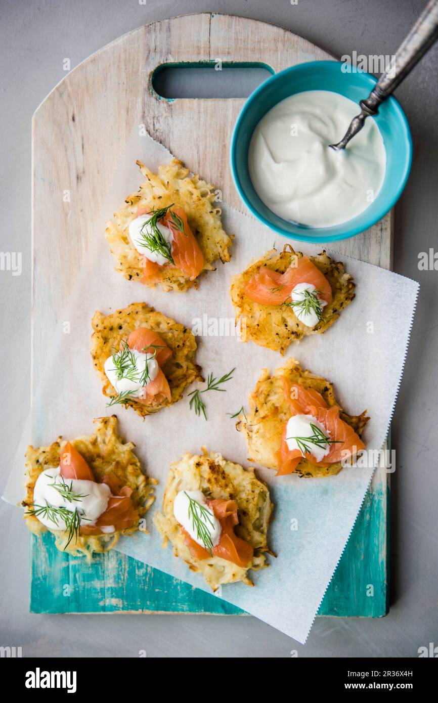 Rösti (torta di patate fritta) con salmone affumicato e panna acida Foto Stock