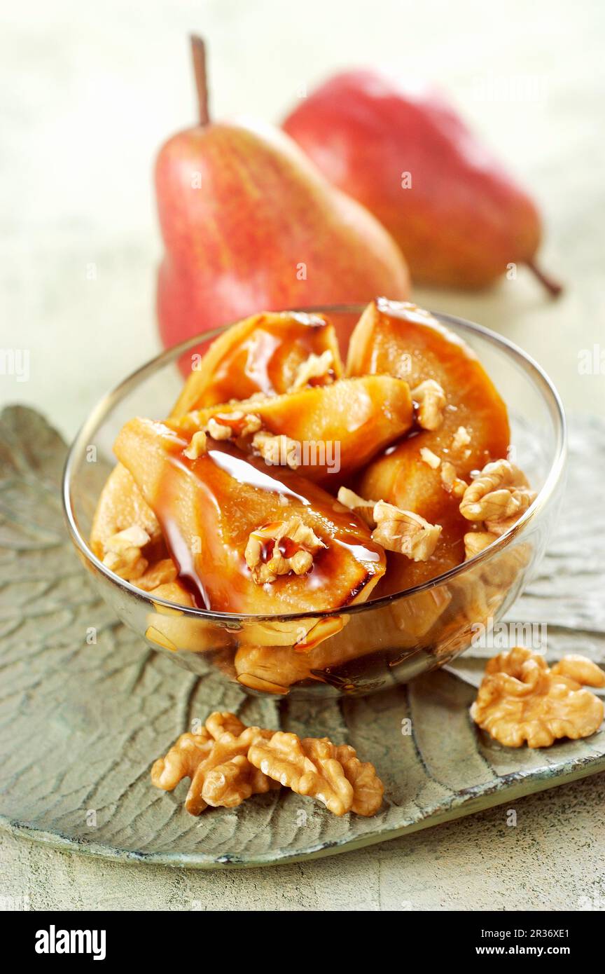 Pere aramelizzate con noci Foto Stock