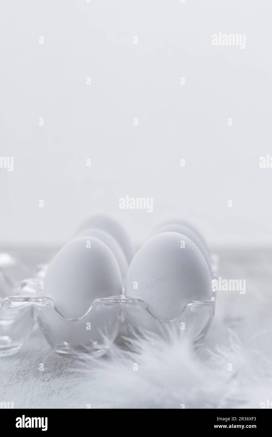 Uova bianche in un portauova trasparente Foto Stock