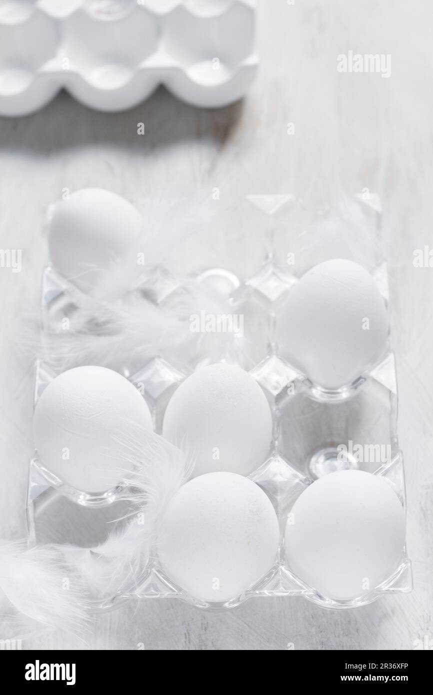 Uova bianche in un portauova trasparente Foto Stock