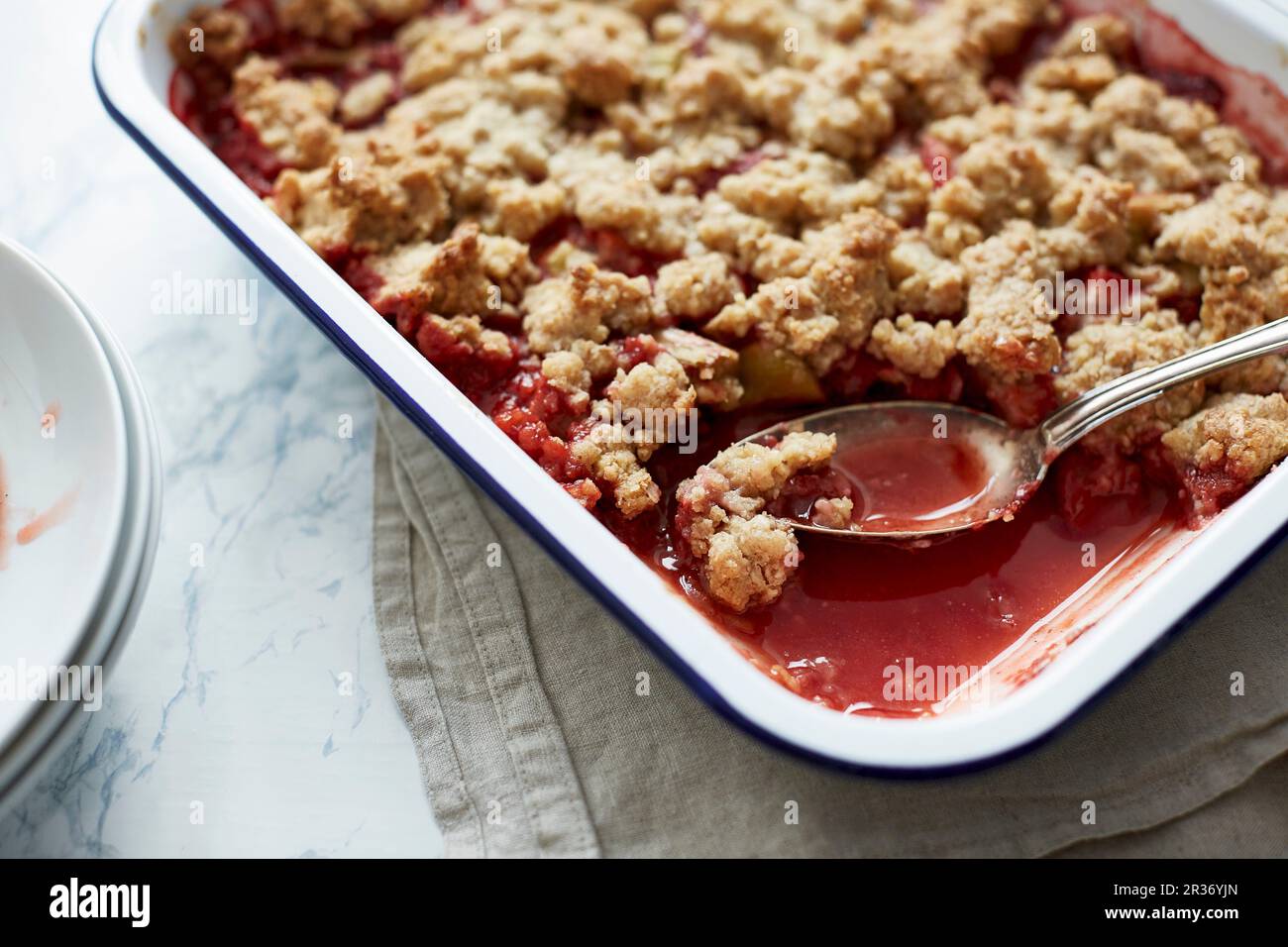 Fragole e rabarbaro crumble Foto Stock