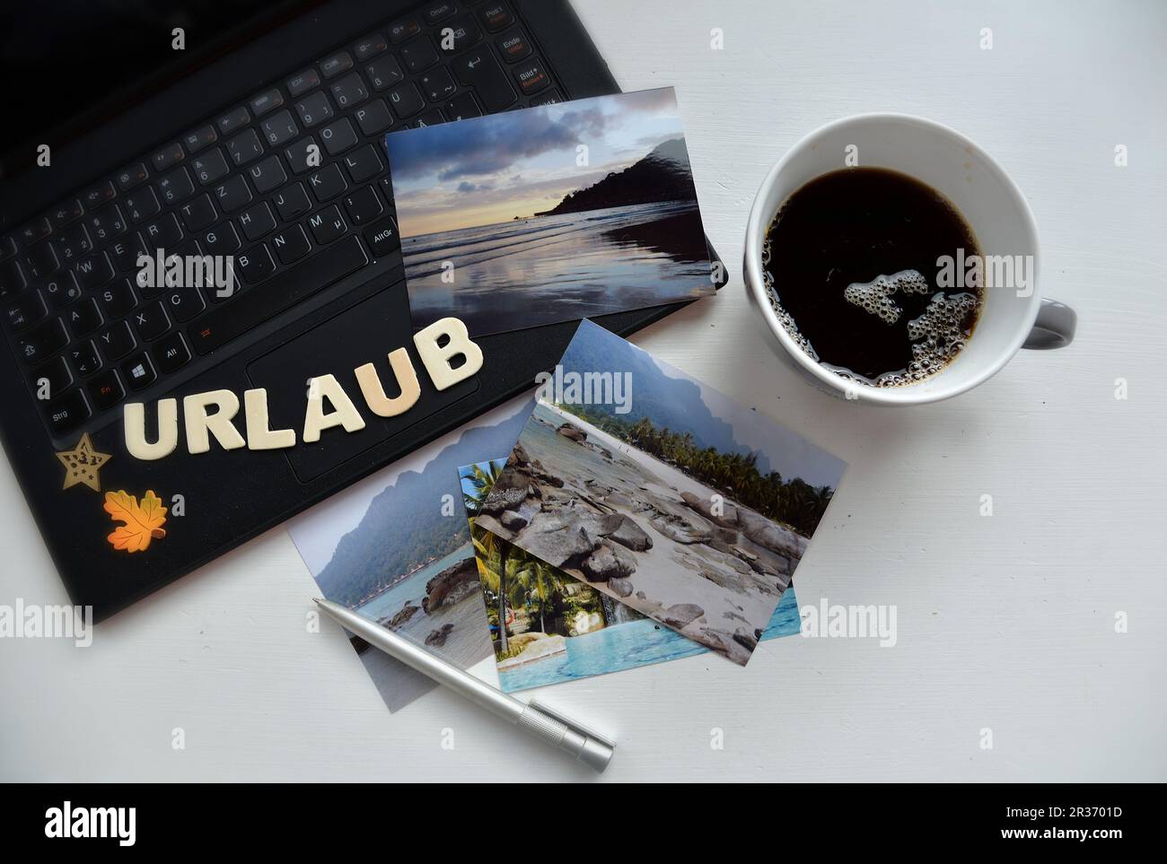 Pianificazione delle vacanze in linea PC Foto caffè Foto Stock