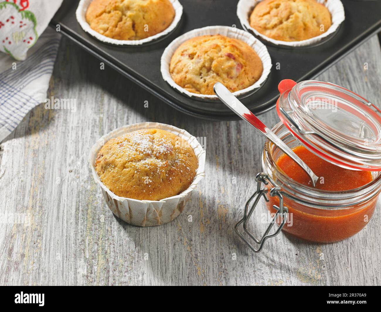 Muffin appena sfornati al rosa con marmellata di rosa in un vasetto di conservazione Foto Stock