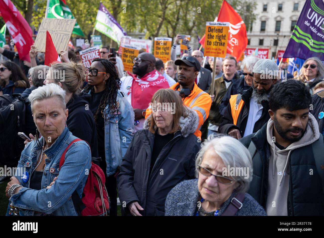 Londra, Regno Unito. 22nd maggio, 2023. Durante la manifestazione in Piazza del Parlamento si vedono manifestanti che detengono cartelli e bandiere sindacali. Il Trade Union Congress (TUC) ha invitato i suoi membri sindacali a unirsi a una protesta di emergenza oggi a Parliament Square mentre gli scioperi (livelli di servizio minimi) Bill è in fase finale al Parlamento britannico stasera. Credit: SOPA Images Limited/Alamy Live News Foto Stock