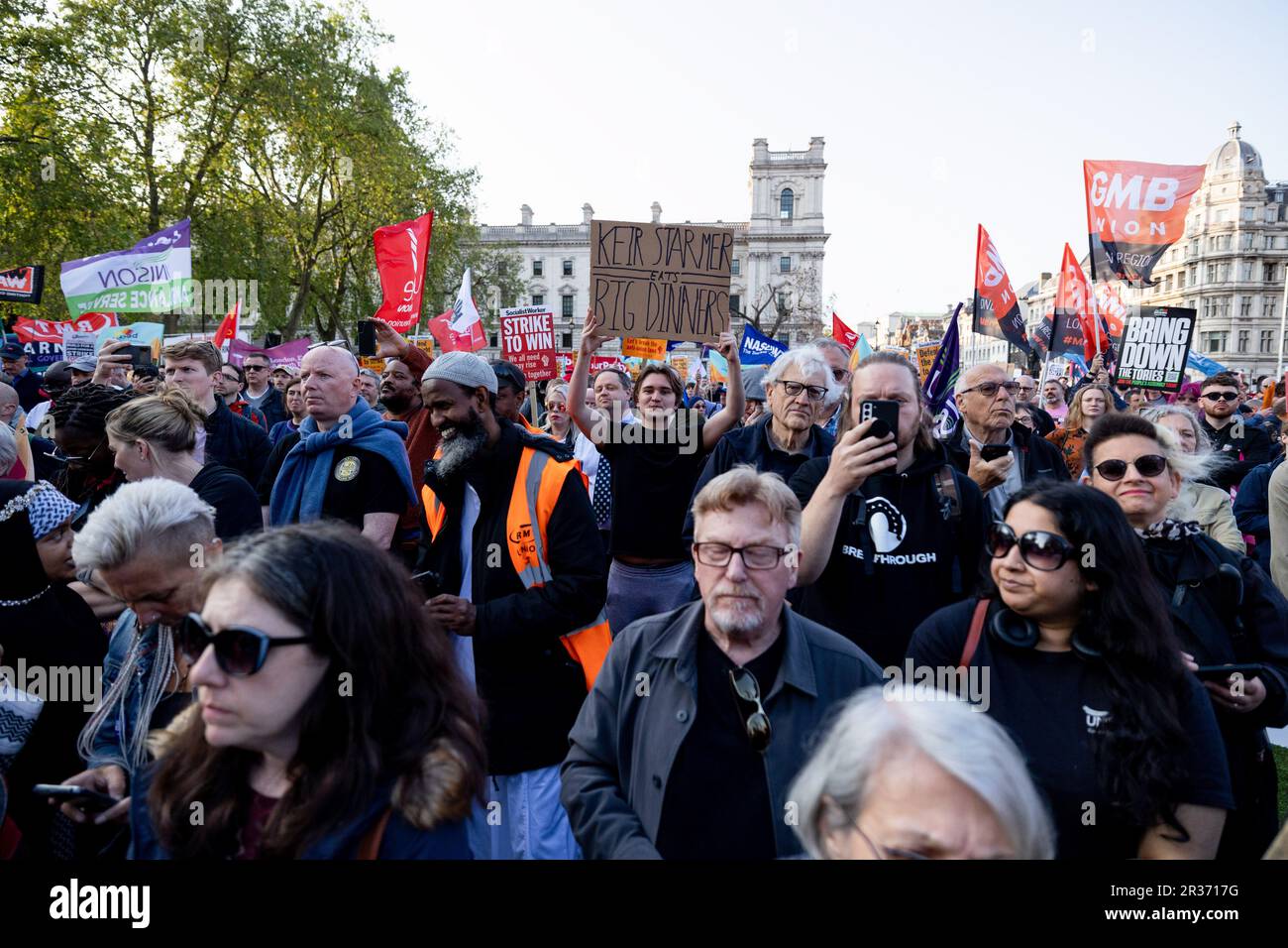 Londra, Regno Unito. 22nd maggio, 2023. Durante la manifestazione in Piazza del Parlamento si vedono manifestanti che detengono cartelli e bandiere sindacali. Il Trade Union Congress (TUC) ha invitato i suoi membri sindacali a unirsi a una protesta di emergenza oggi a Parliament Square mentre gli scioperi (livelli di servizio minimi) Bill è in fase finale al Parlamento britannico stasera. Credit: SOPA Images Limited/Alamy Live News Foto Stock