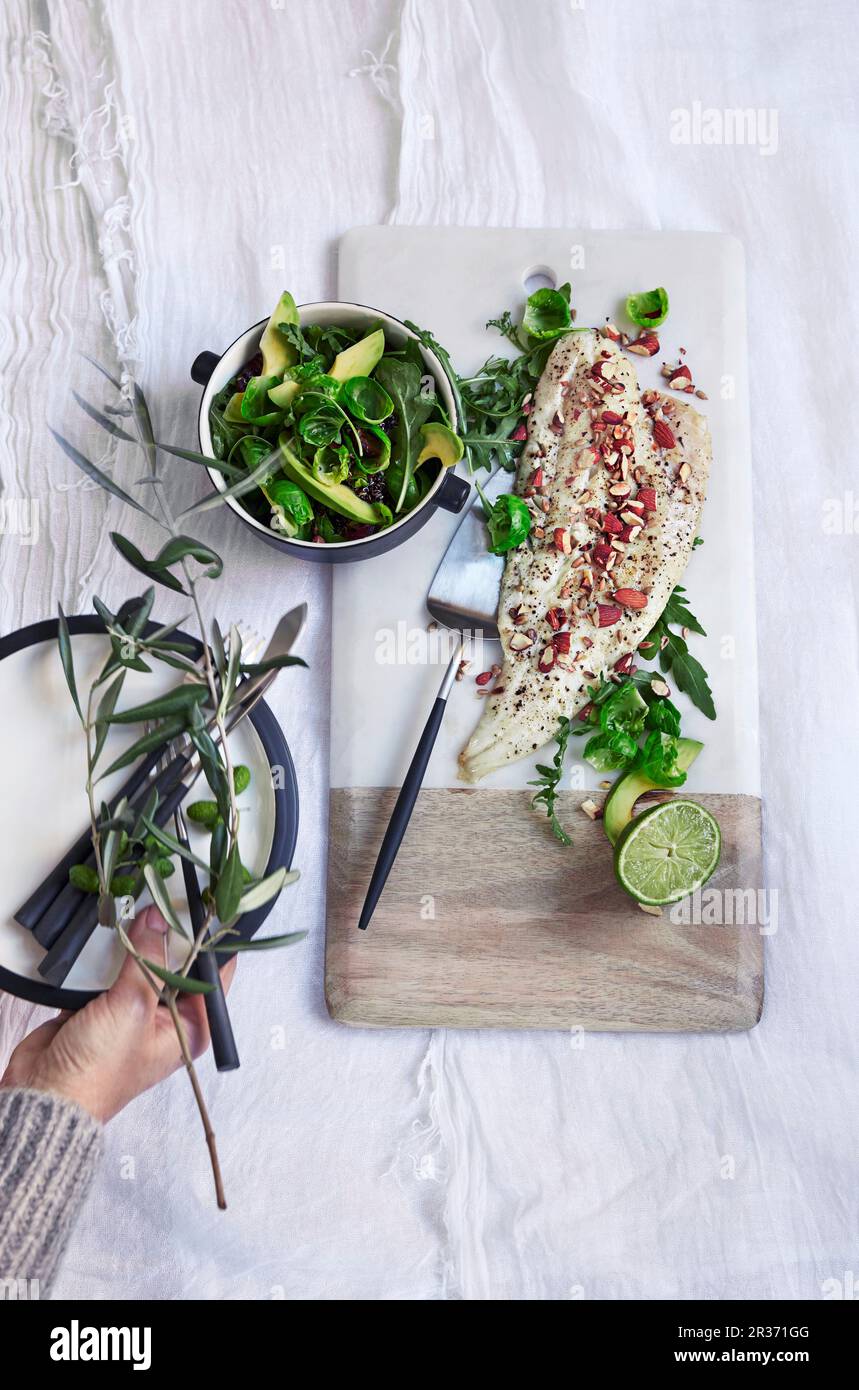 Merluzzo acidato con insalata di germogli di Bruxelles e quinoa Foto Stock