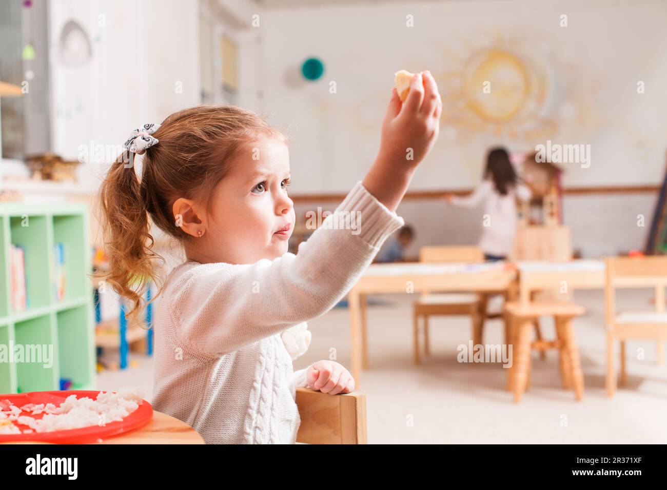 Il tempo di mangiare in una scuola materna Foto Stock