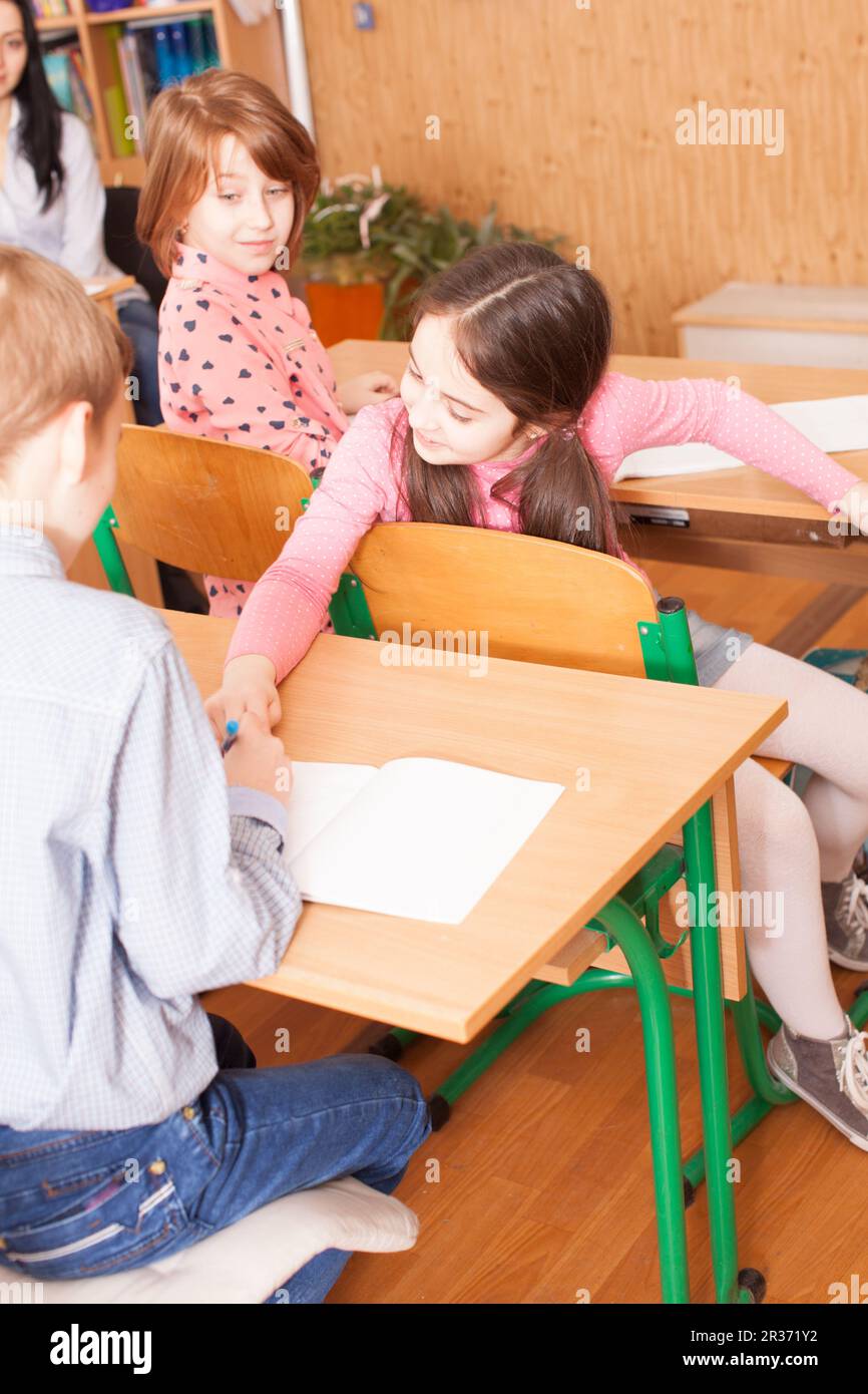 School girl spiegando il suo compagno di classe Foto Stock