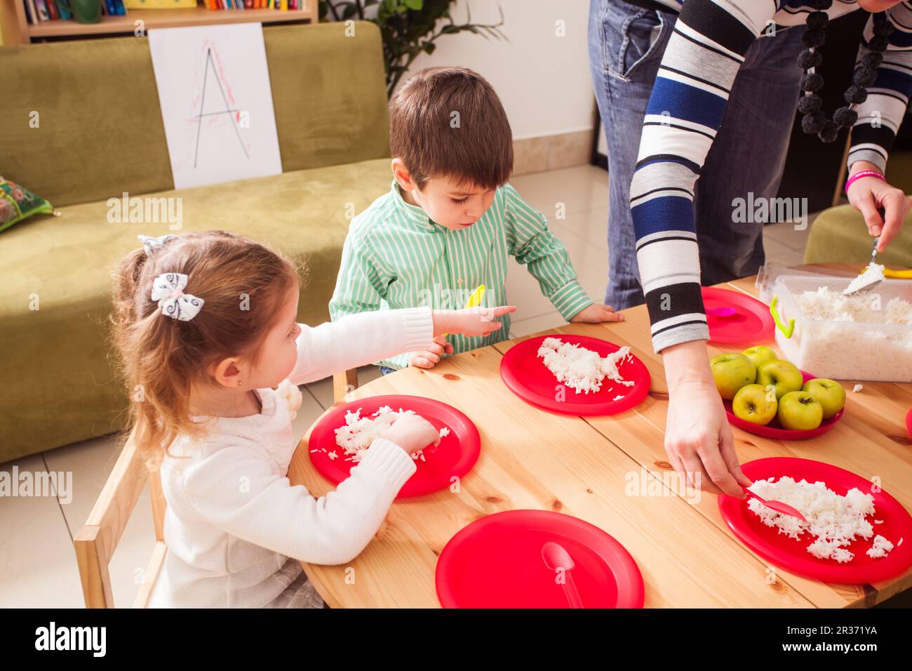 Il tempo di mangiare in una scuola materna Foto Stock