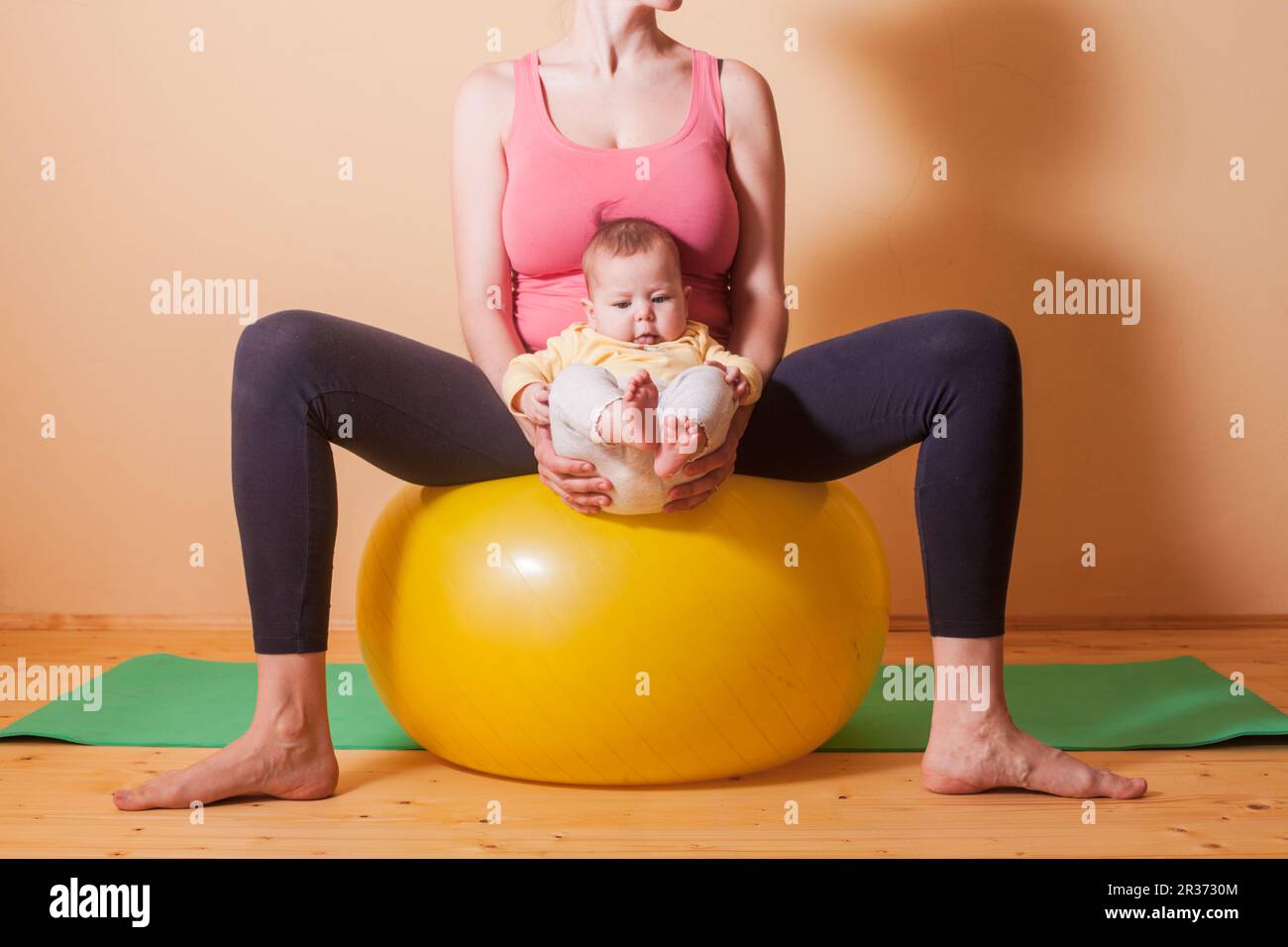 Baby esercita sulla fitball Foto Stock