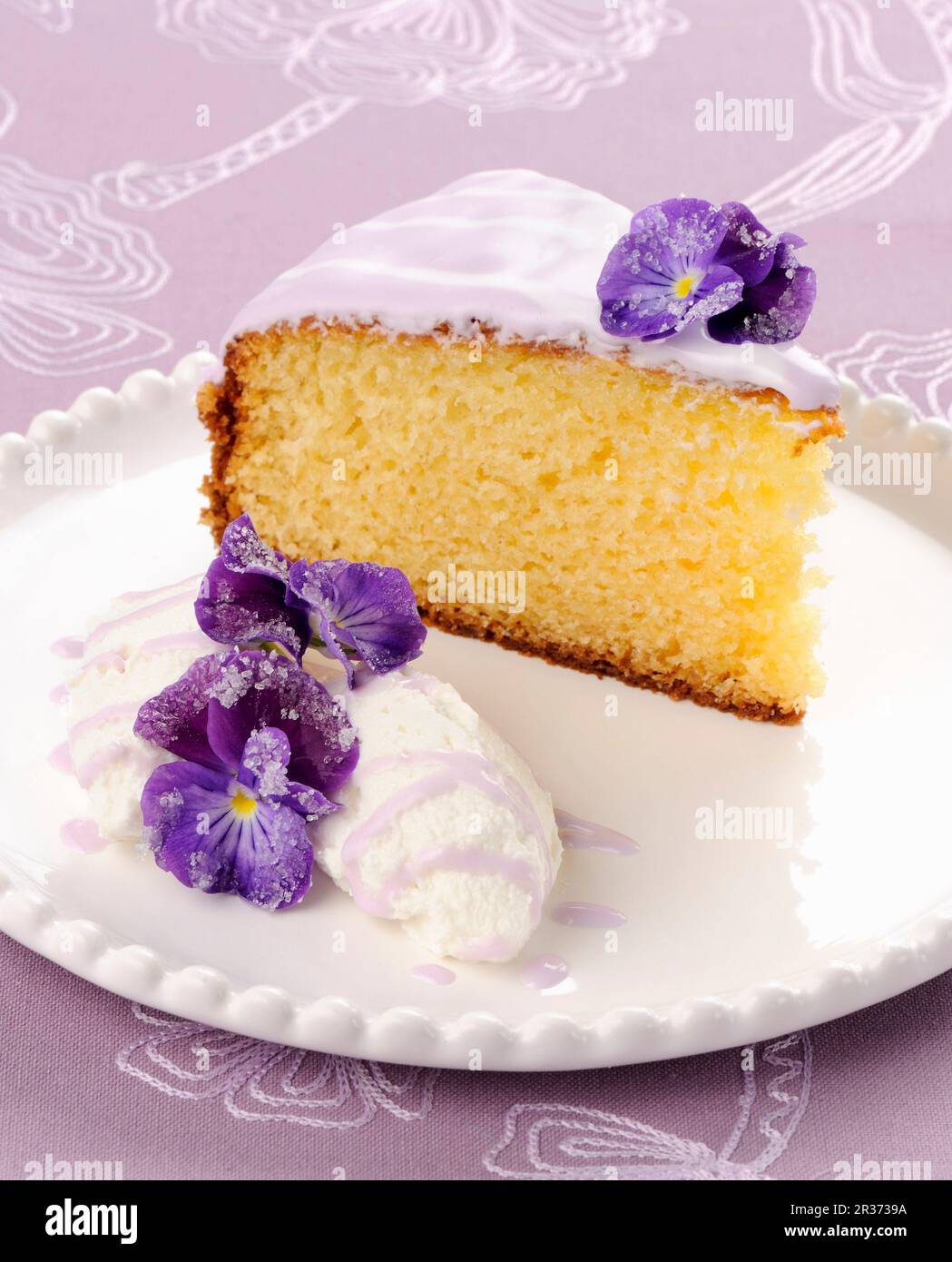 Un pezzo di crostata di ricotta con violette Foto Stock