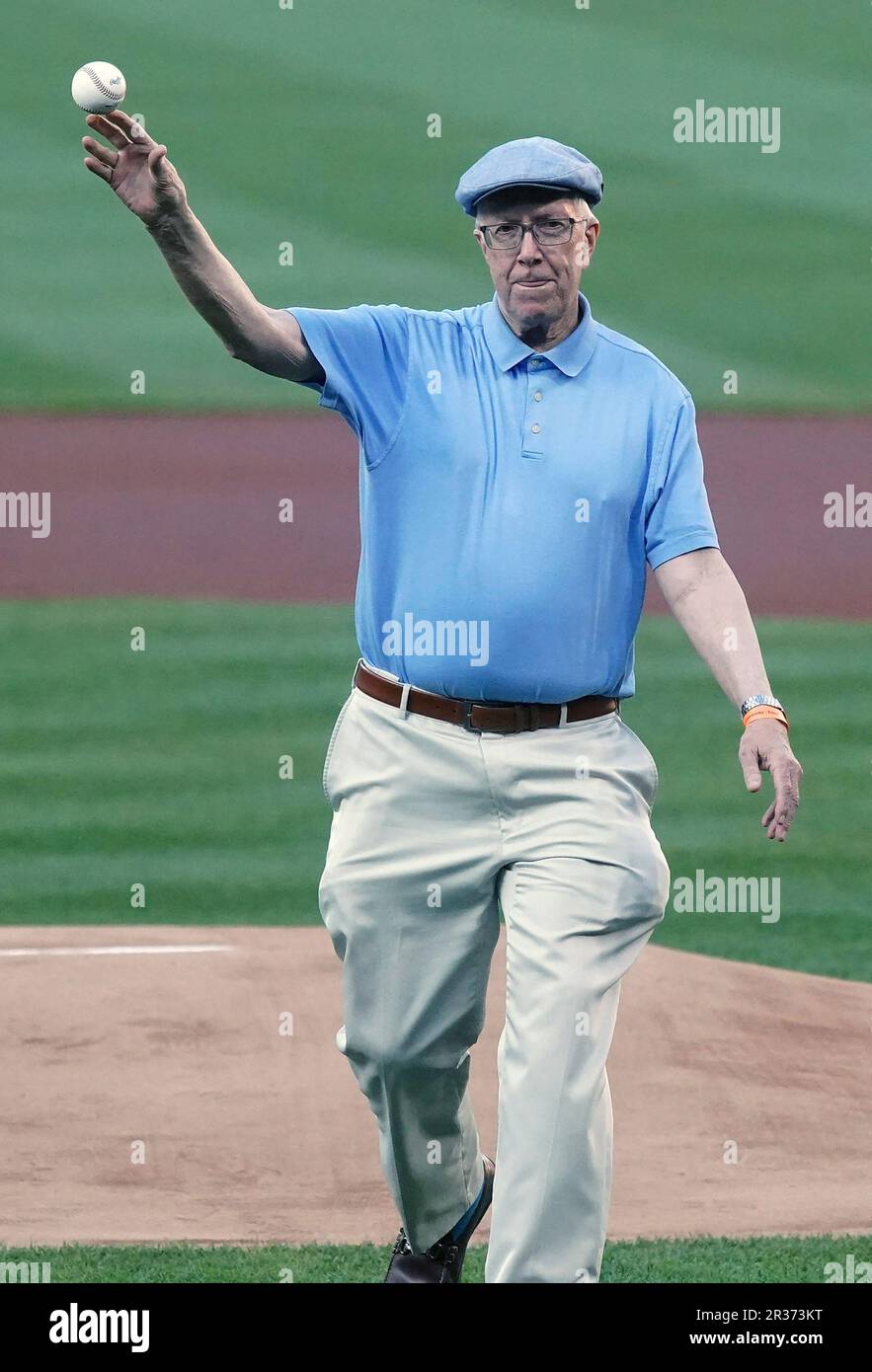 Ex St Louis Post Dispatch, il batterista Rick Hummel, mostrato in questa foto del file 2021 che lancia un primo campo cerimoniale allo Stadio Busch, è morto all'età di 77 anni a St Louis il 20 maggio 2023. Hummel, che ha coperto la St Louis Cardinali per il St Louis Post Dispatch per 51 anni, è stato un ex presidente della Baseball Writers' Association, e nel 2006, ha ricevuto il BBWAA's Career Excellence Award, e un posto nell'ala degli scrittori alla National Baseball Hall of Fame a Cooperstown, N.Y. File di foto di Bill Greenblatt/UPI Foto Stock