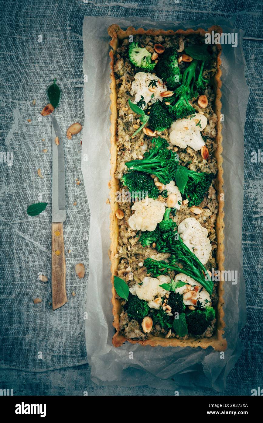 Broccoli, bimi e cavolfiore tarte, mandorle di timo fresco e di foglie di basilico fresco Foto Stock