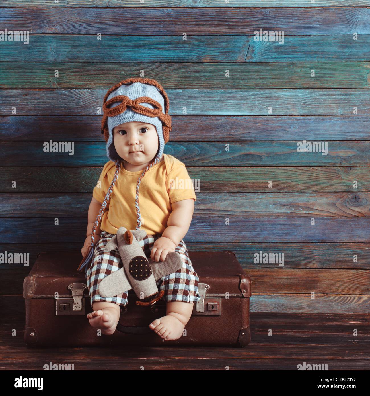 Bambino con un aereo giocattolo Foto Stock