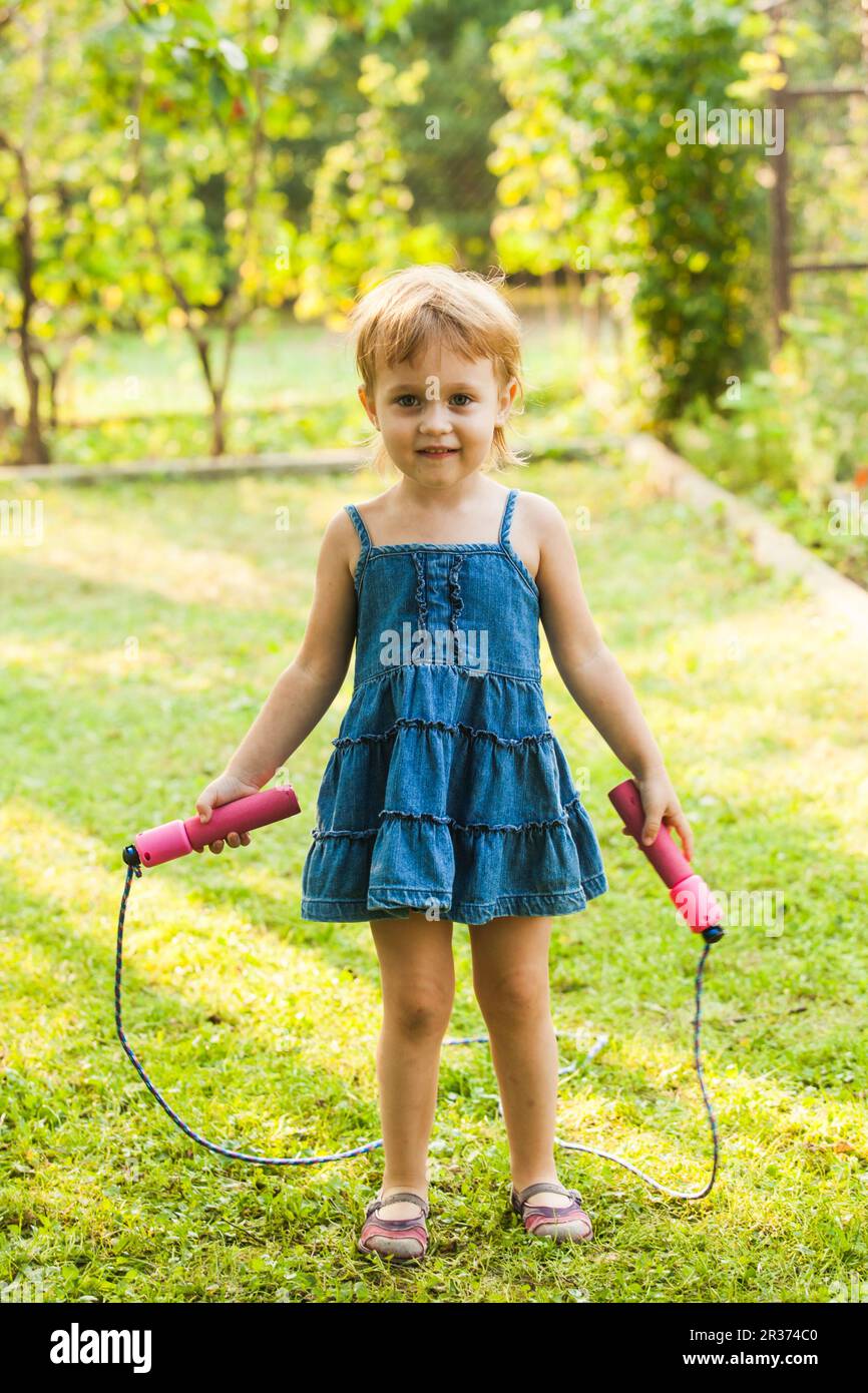 La ragazza si sta preparando per il gioco con una corda saltellante Foto Stock