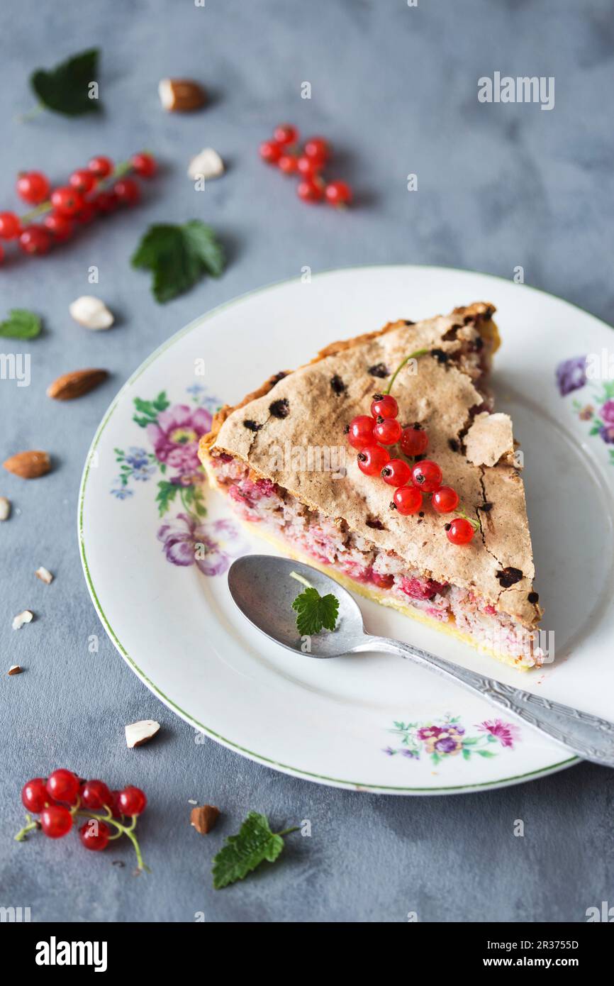 Una fetta di ribes rosso e torta di mandorle Foto Stock