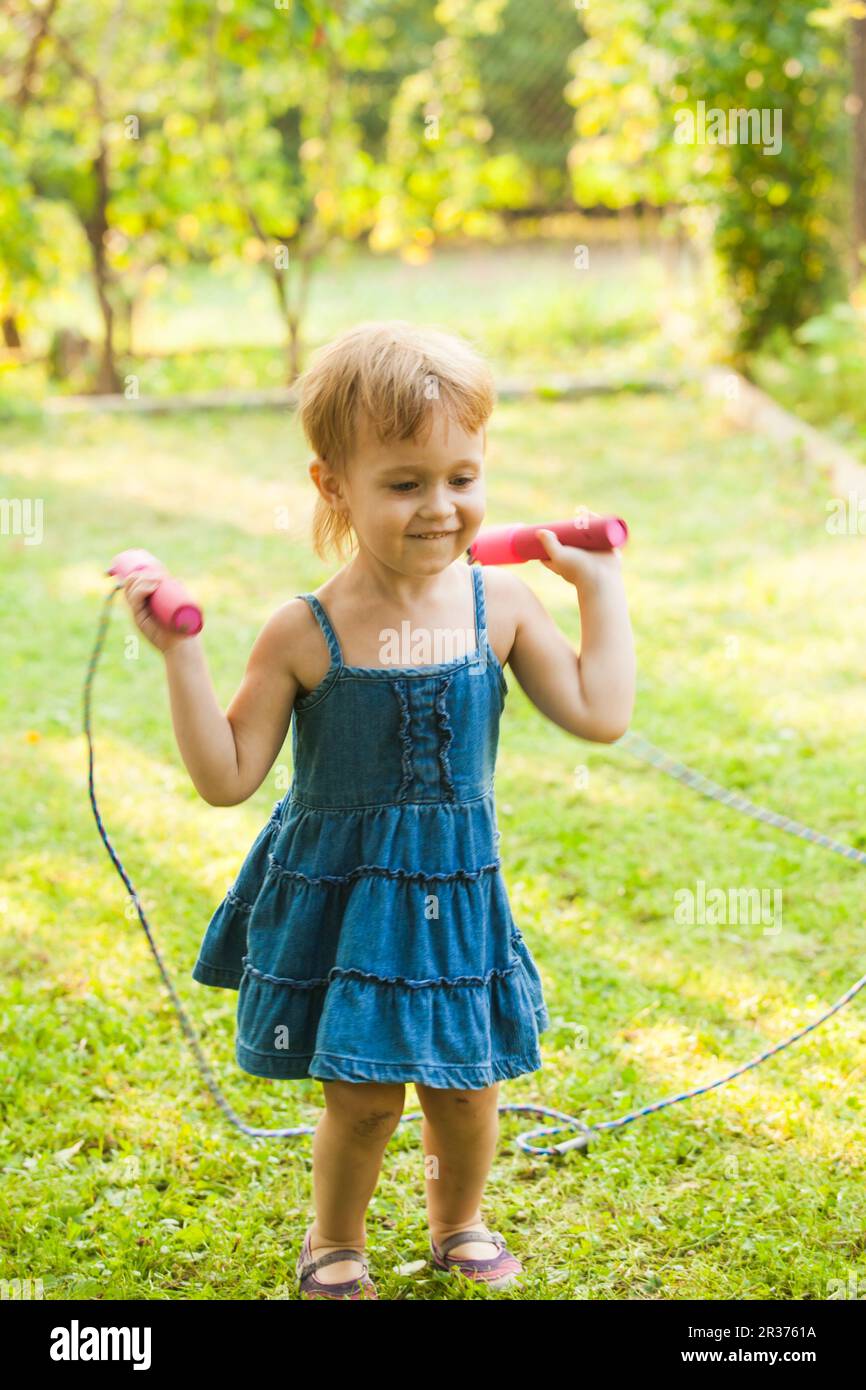 La ragazza si sta preparando per il gioco con una corda saltellante Foto Stock