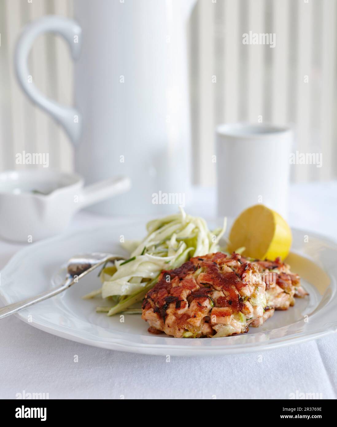 Hamburger di salmone con arlata di finocchio Foto Stock