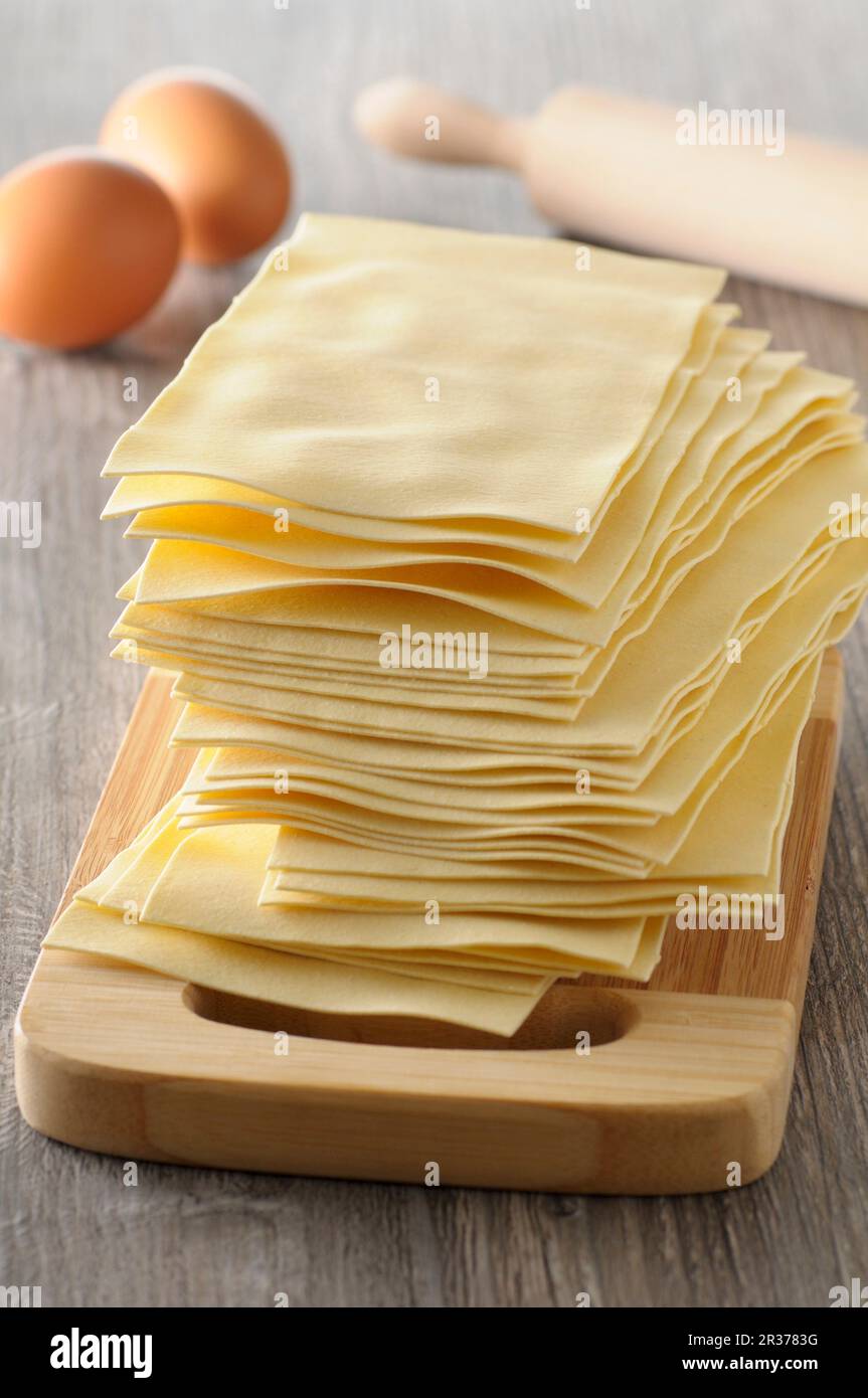 Lasagne piatti su un asse di legno Foto Stock