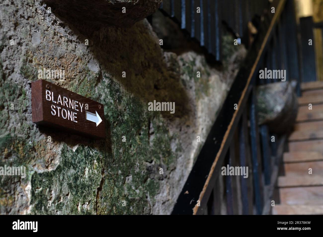 Un cartello all'interno del castello di Blarney che indica le scale che conducono alla pietra di Blarney. Foto Stock