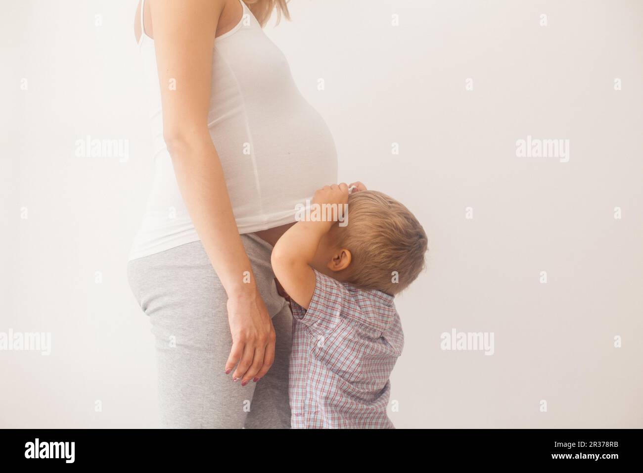 Conoscenza con il futuro fratello Foto Stock