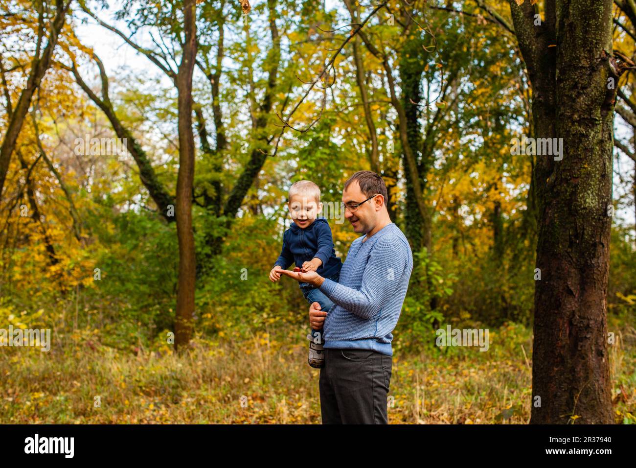 Papà e figlio nel parco autunnale Foto Stock