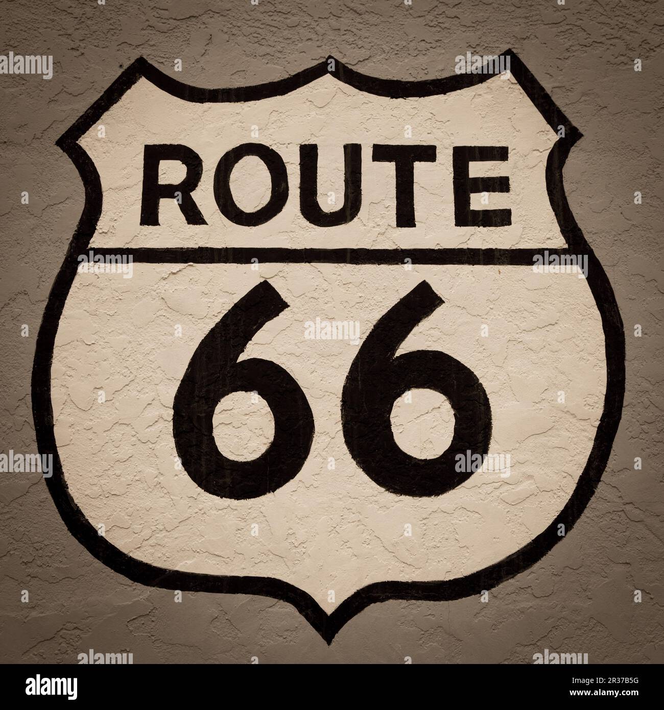 Famoso streetsight Route 66 dipinta su un muro a Flagstaff Foto Stock