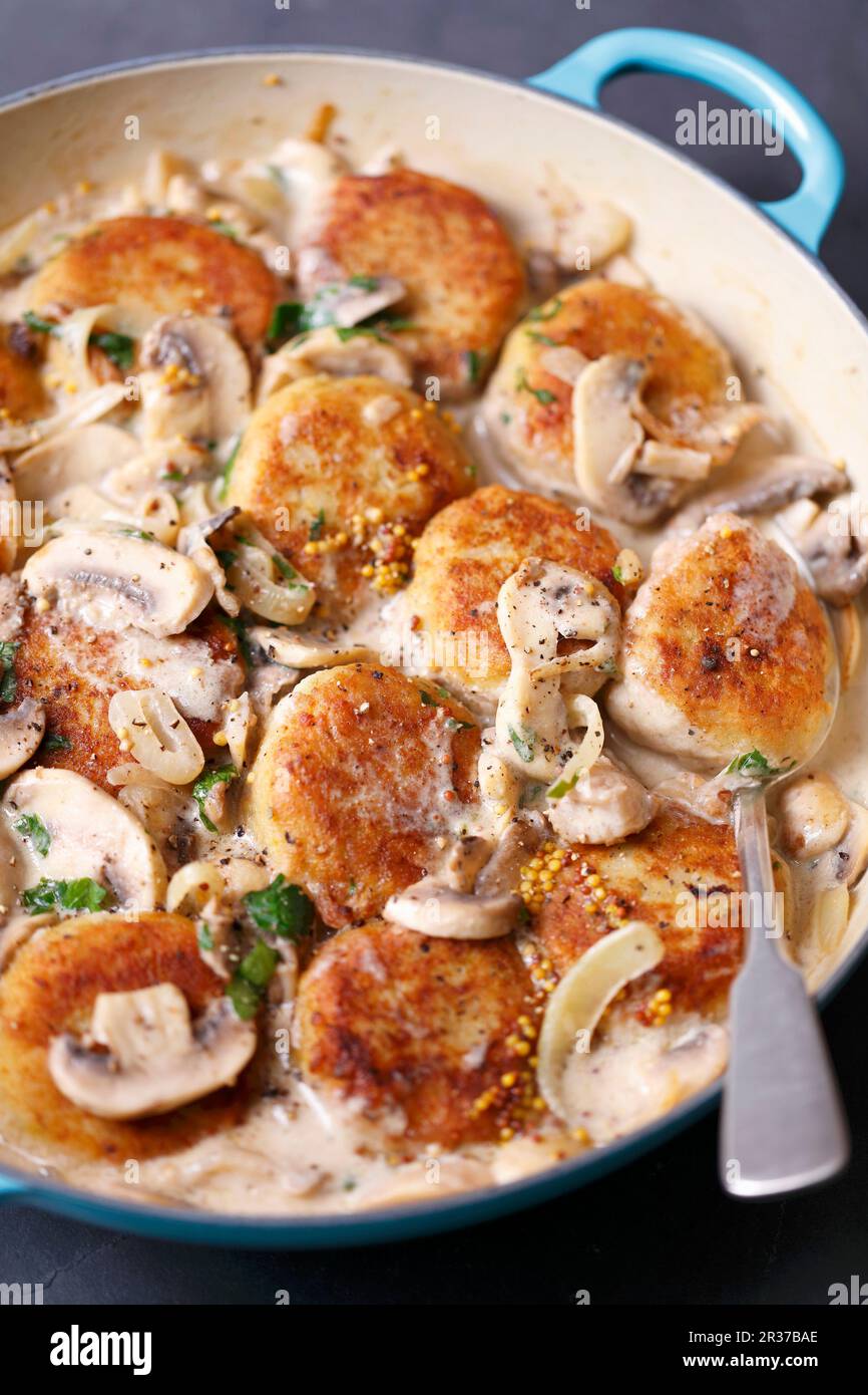 Frittelle di patate e cavolo con funghi e salsa di senape Foto Stock