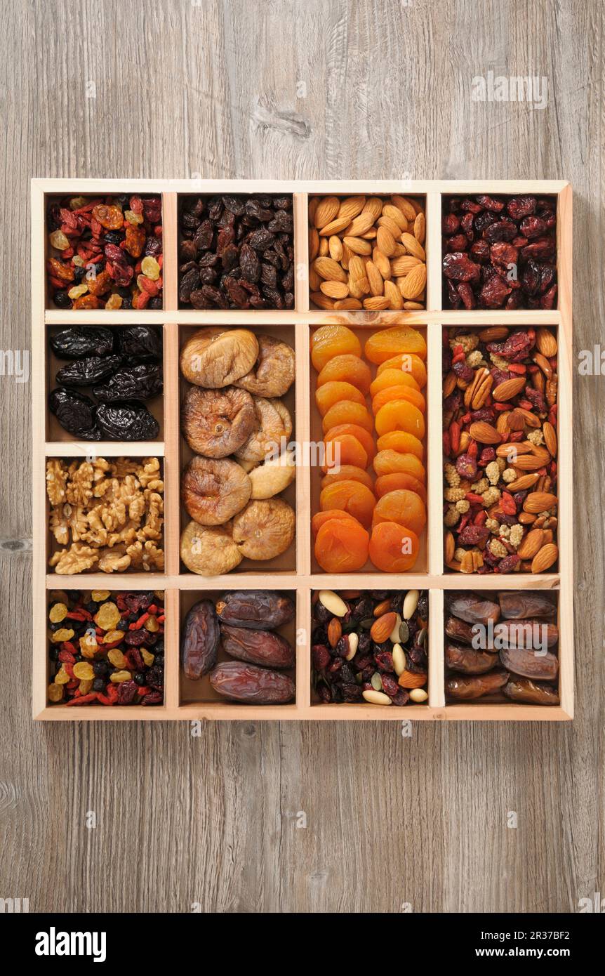 Frutta secca e noci varie in una scatola Foto Stock