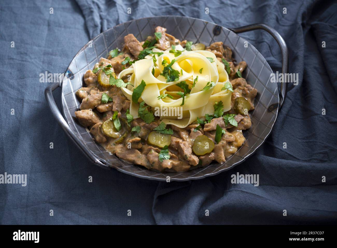 Tagliatelle con vegano crema di soia e cetriolini sottaceto Foto Stock