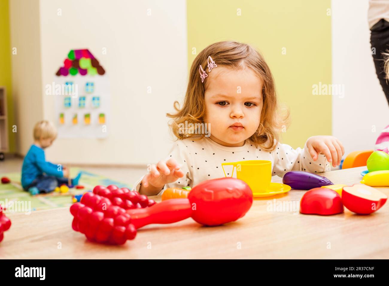 La ragazza gioca con frutta Foto Stock
