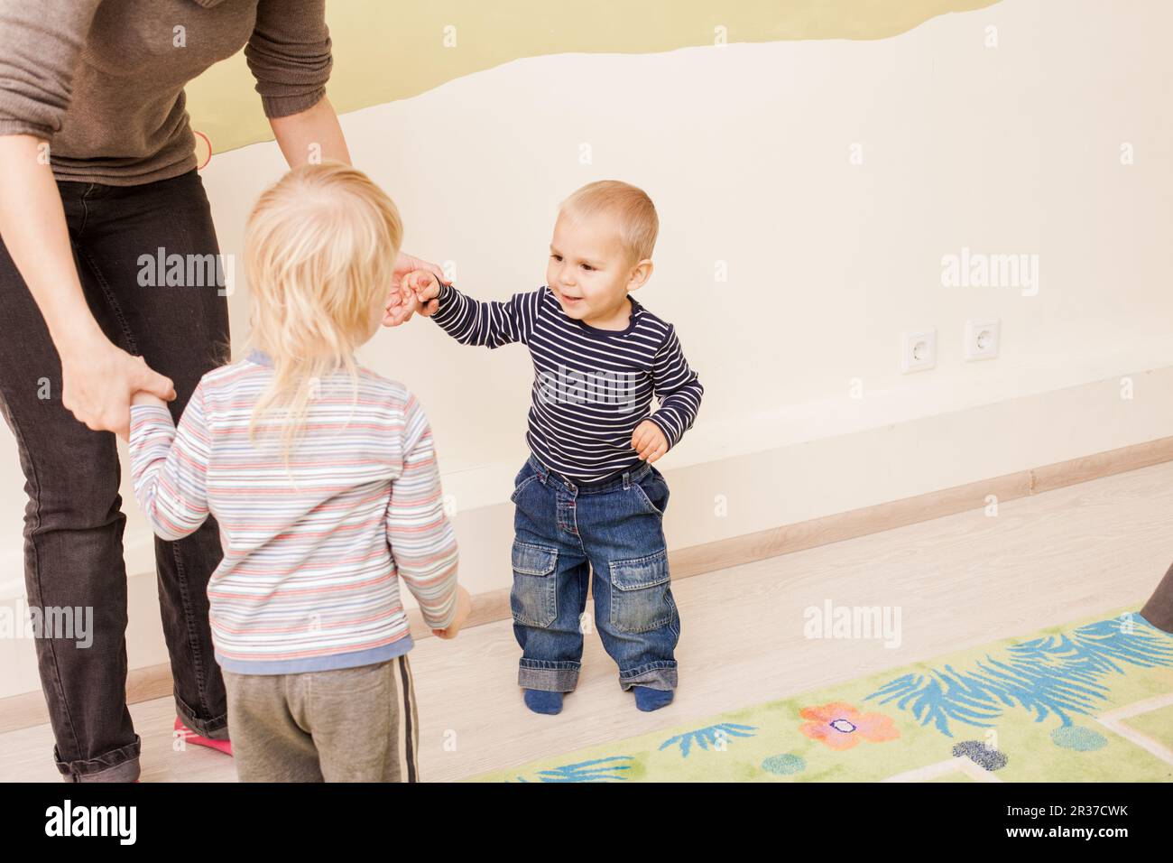 Gruppo di poco i bambini danza Foto Stock