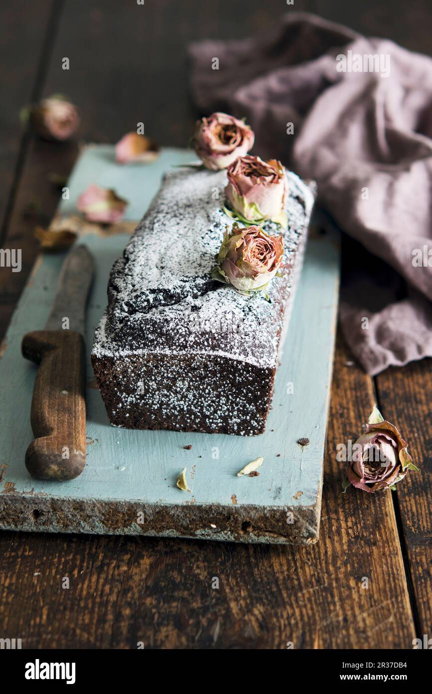 Torta al cioccolato con secchi boccioli di rosa Foto Stock