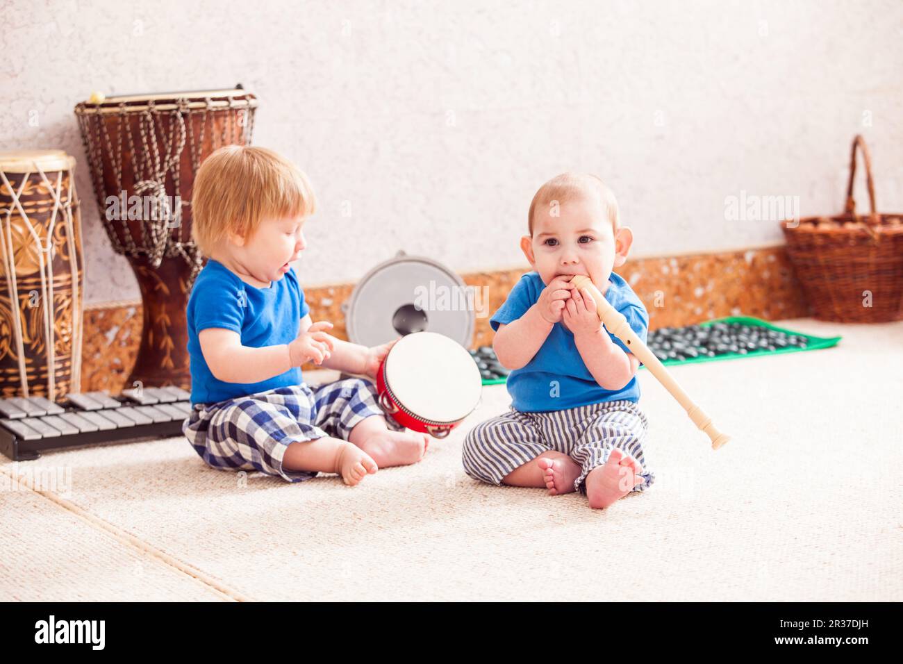 I ragazzi con i loro strumenti musicali Foto Stock