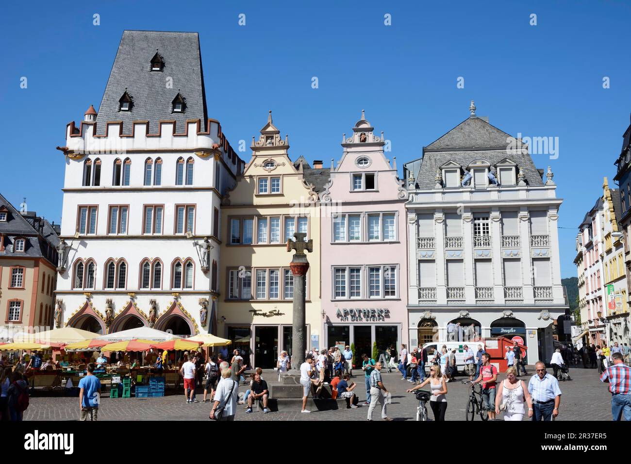 TREVIRI, GERMANIA, SETTEMBRE 4. Turisti all'Hauptmarkt di Treviri, Germania il 4 settembre 2013. Questa piazza del mercato del 10th ° secolo è uno di Foto Stock