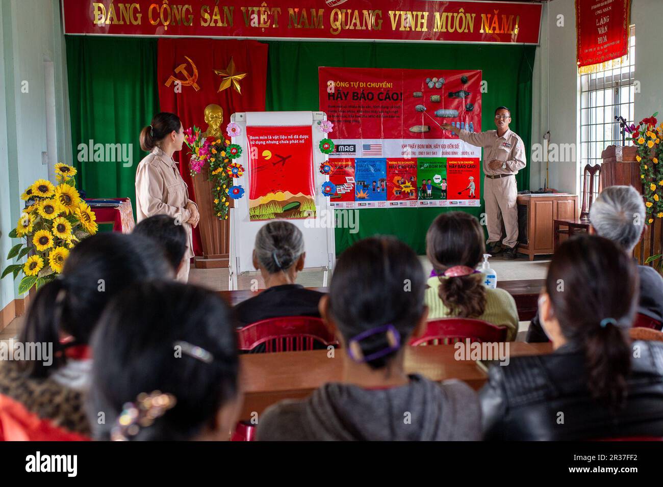 Kim Giao, Vietnam. 29th Mar, 2023. Un evento educativo condotto da MAG nel villaggio di Kim Giao, che ricorda ai residenti il numero di hotline per la segnalazione di ordigni inesplosi. (Su 'Miniere e UXO: Come il Vietnam combatte le vestigia della guerra') Credit: Chris Humphrey/dpa/Alamy Live News Foto Stock