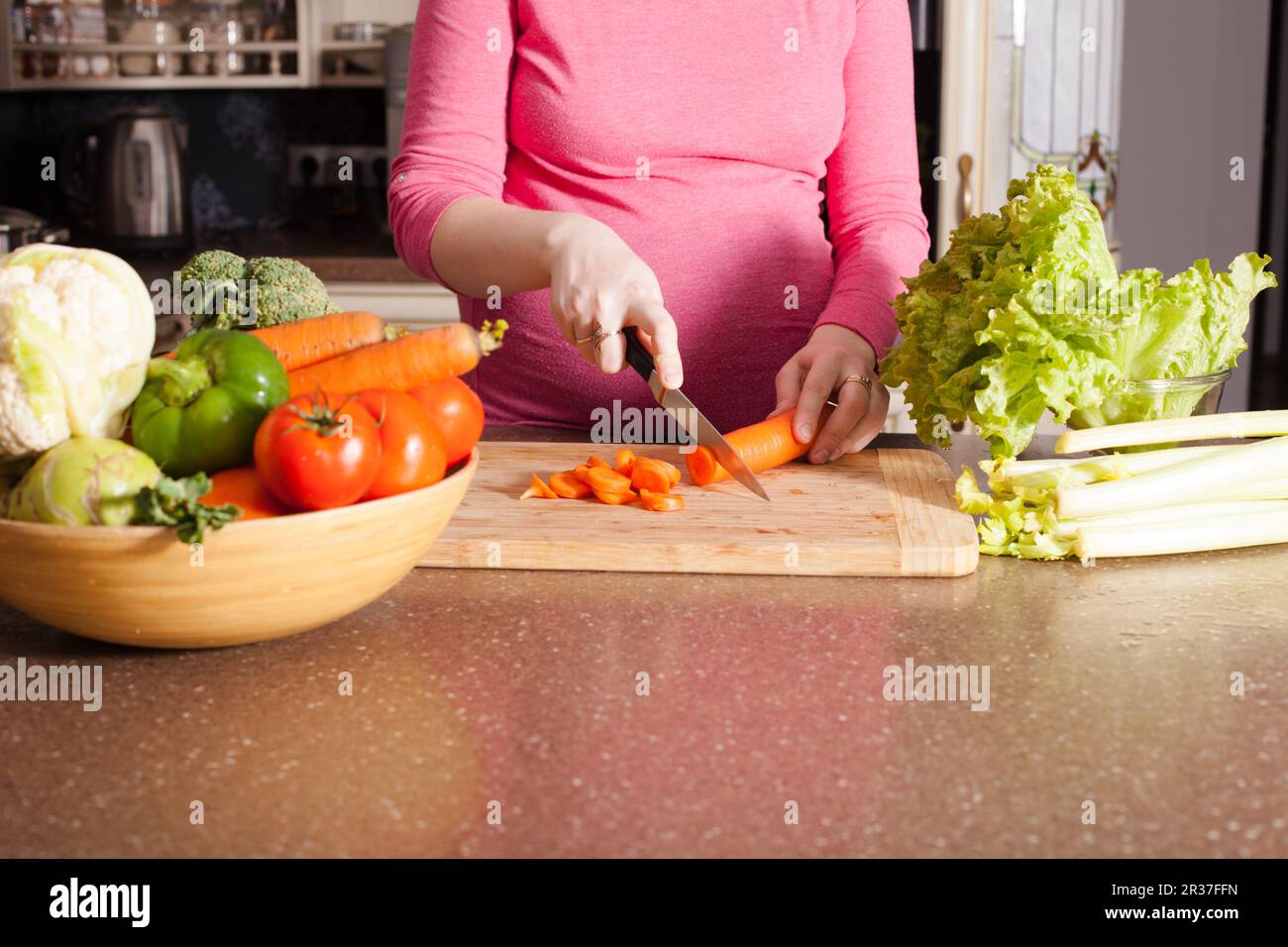 La donna incinta è in cottura Foto Stock
