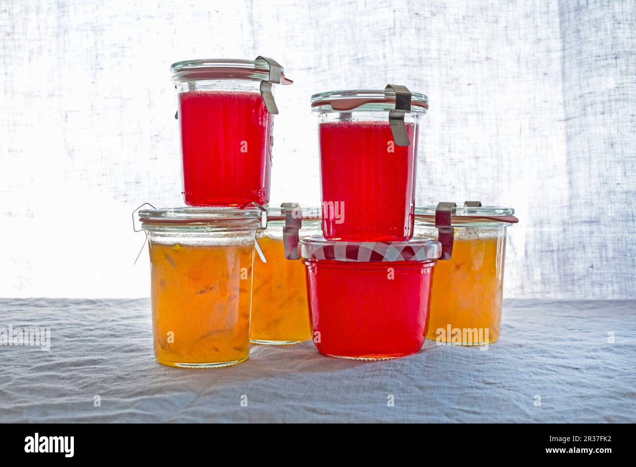 Gelatina di lamponi e marmellata d'arancia in vasetti conservanti Foto Stock