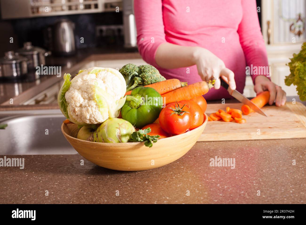 La donna incinta è in cottura Foto Stock